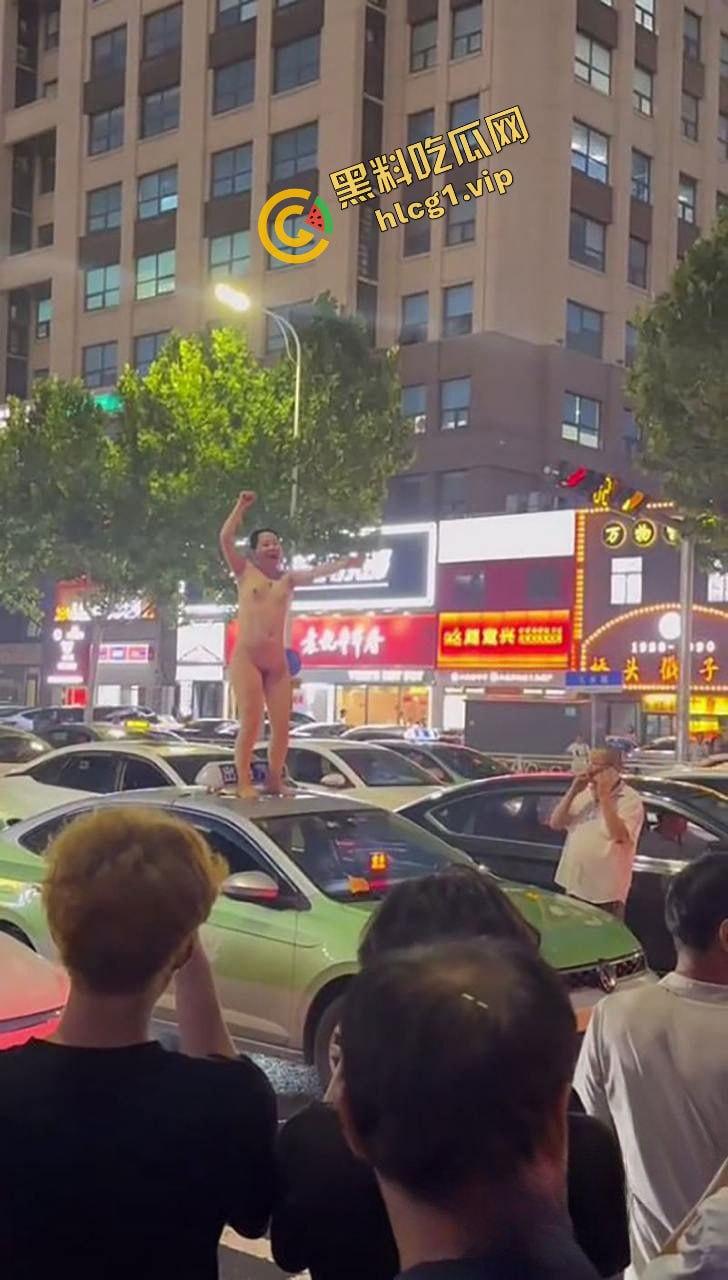 全网疯传大瓜!山东青岛老仙女 与出租车司机起争执 一言不合踩上车顶 脱衣裸体热舞!