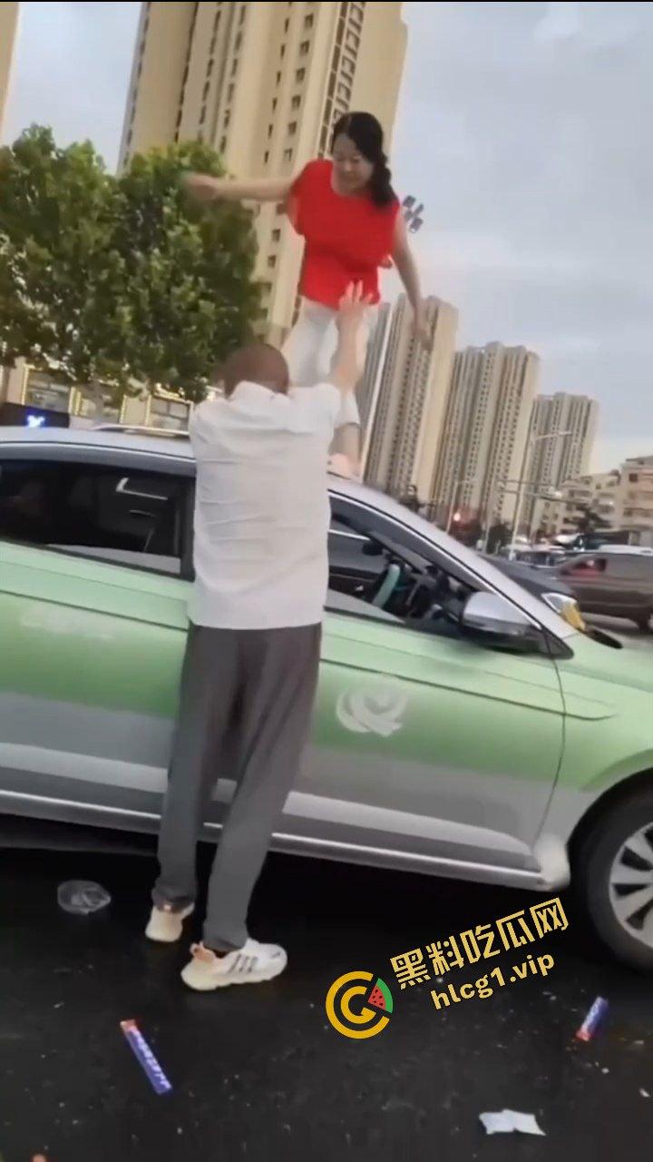 全网疯传大瓜!山东青岛老仙女 与出租车司机起争执 一言不合踩上车顶 脱衣裸体热舞!