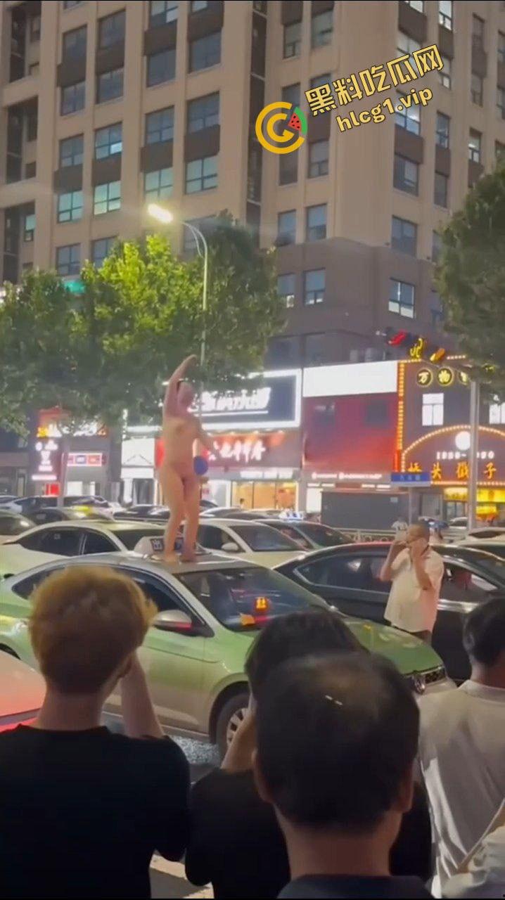 全网疯传大瓜!山东青岛老仙女 与出租车司机起争执 一言不合踩上车顶 脱衣裸体热舞!