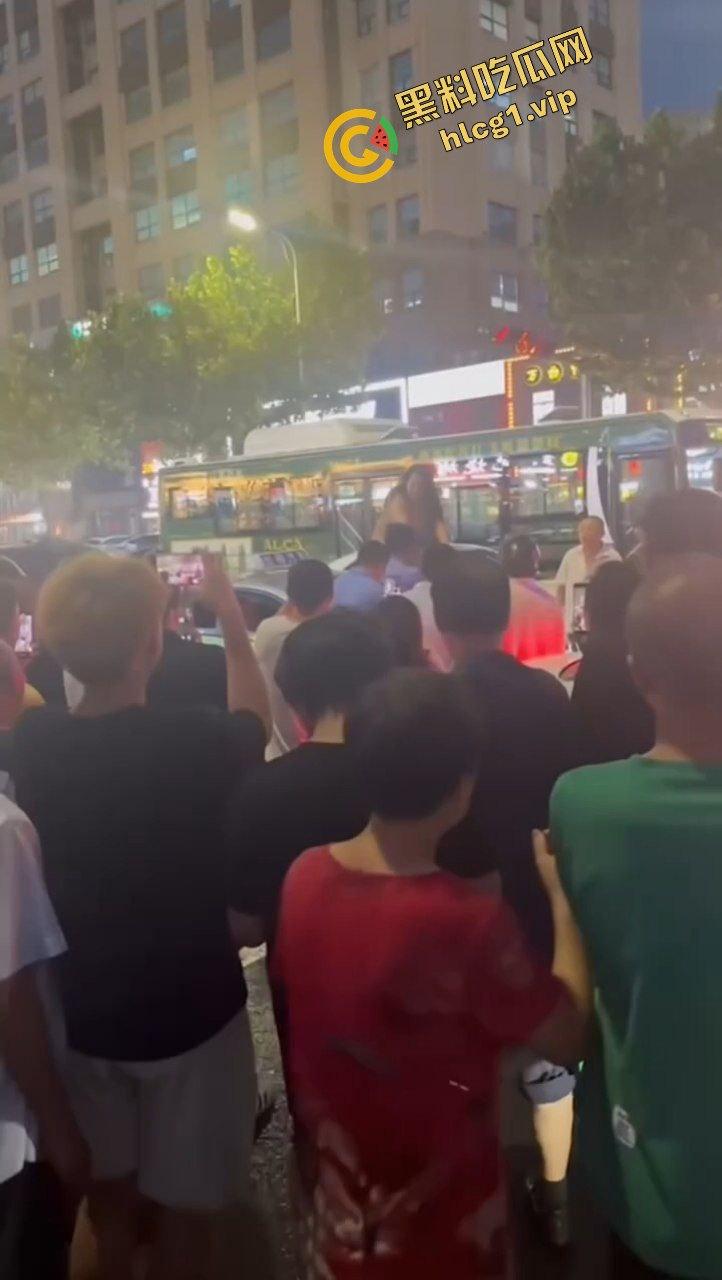 全网疯传大瓜!山东青岛老仙女 与出租车司机起争执 一言不合踩上车顶 脱衣裸体热舞!