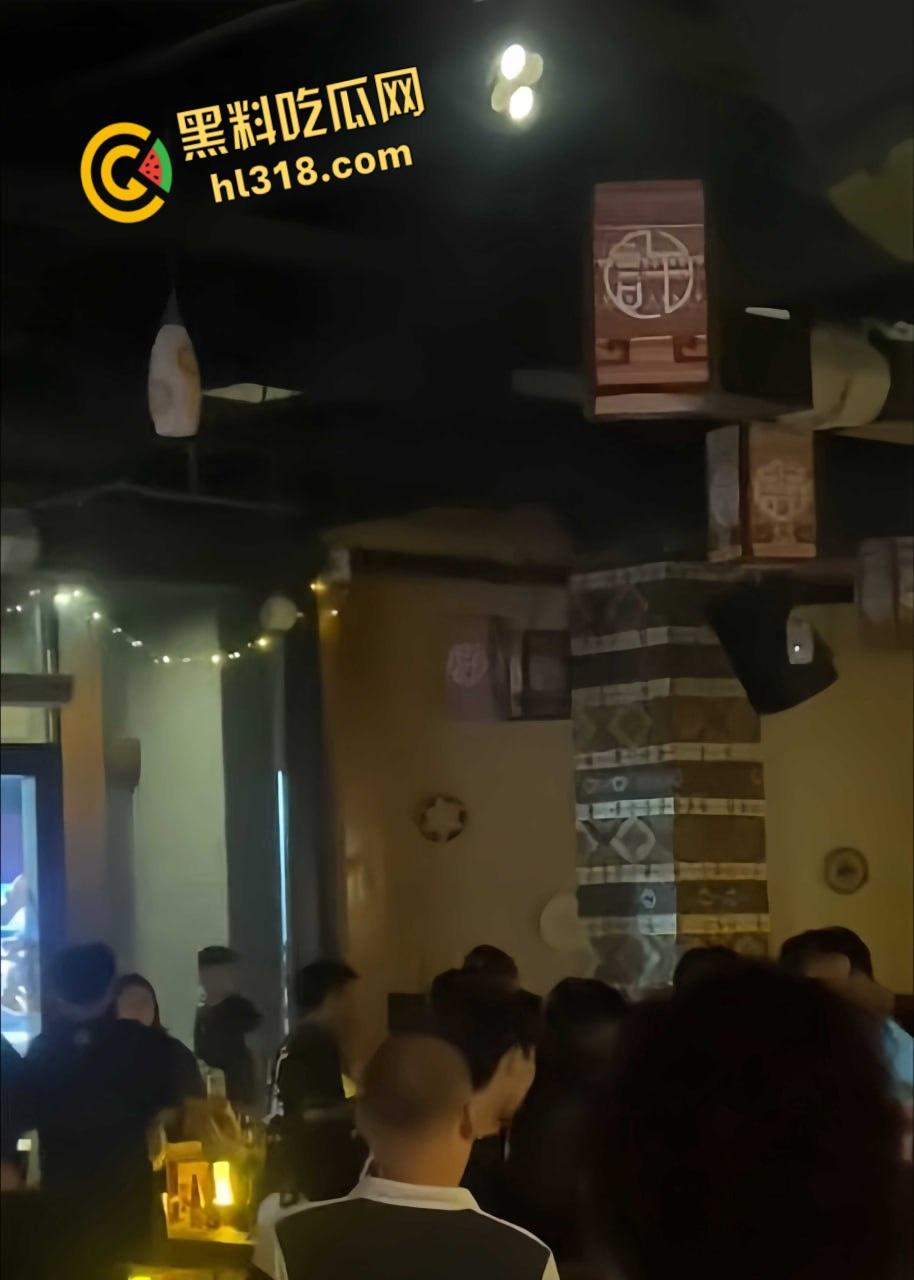 洛阳民谣酒馆上演全武行,精神小伙醉酒挑事,两方男女混战,店员拦都拦不住,场面堪比武林大会!