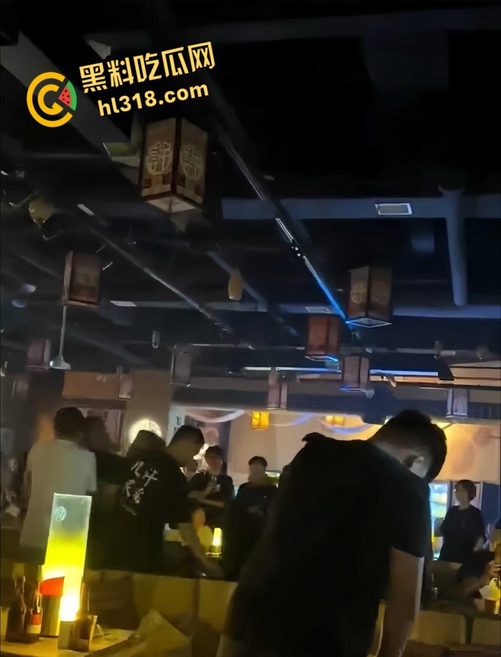 洛阳民谣酒馆上演全武行,精神小伙醉酒挑事,两方男女混战,店员拦都拦不住,场面堪比武林大会!