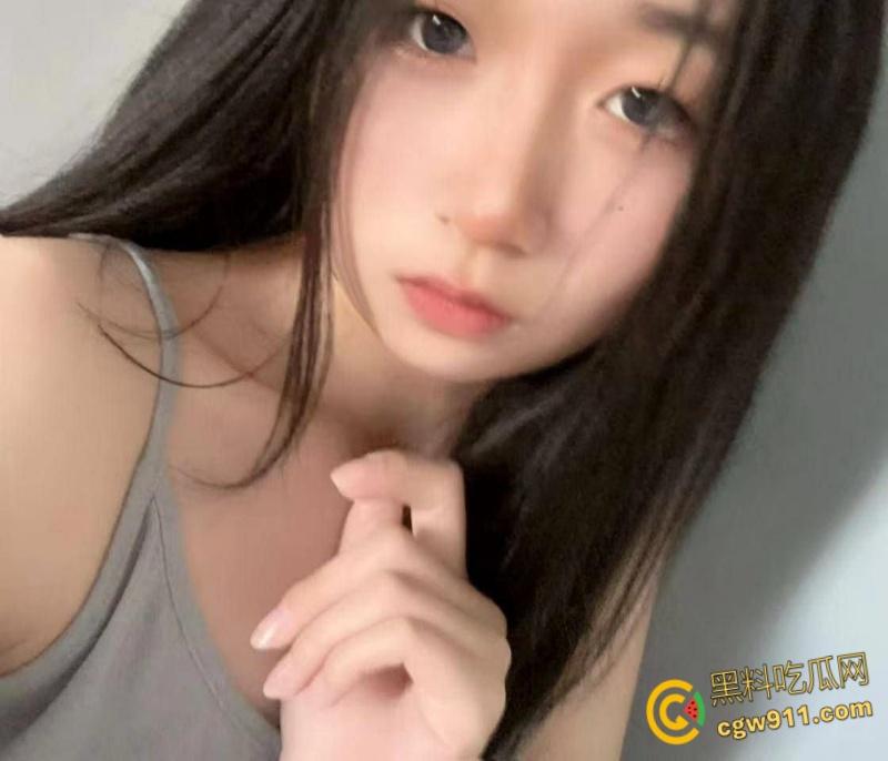 辽宁大连高三嫩妹【张祥琳】，饥渴难耐裸聊自慰 ，粉嫩蜜穴抠逼自慰淫水四溢 ，年纪轻轻就成小母狗了 !