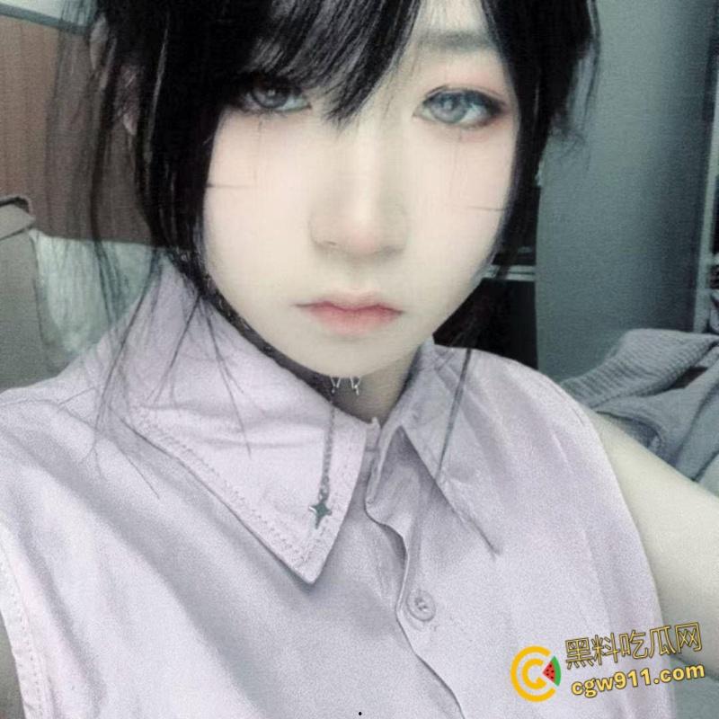 辽宁大连高三嫩妹【张祥琳】,饥渴难耐裸聊自慰 ,粉嫩蜜穴抠逼自慰淫水四溢 ,年纪轻轻就成小母狗了 !