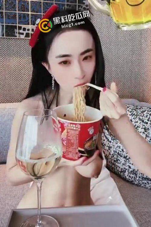 陕西咸阳抖音网红 大表姐真人 东北骚母狗 猛吃精子泡面 猛干精液拌饭 视频外传