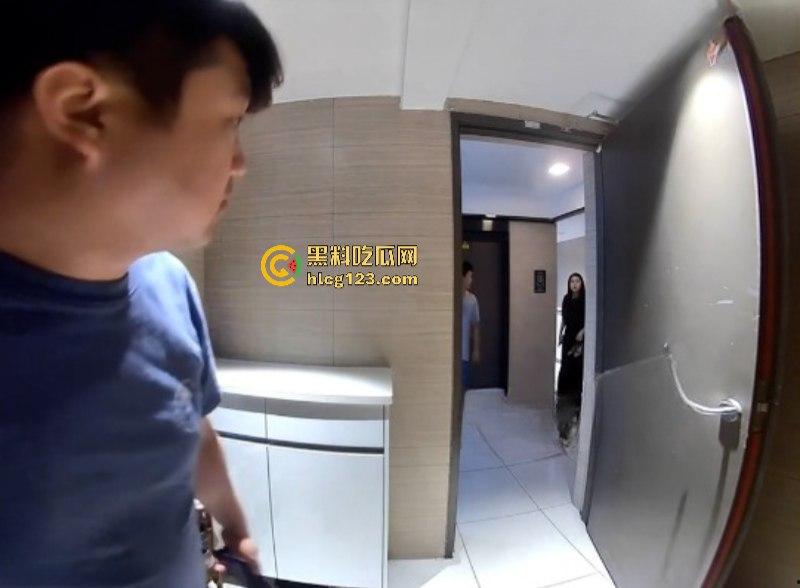 监控实拍男子偷业主女鞋 蹲楼道狂舔10分钟 变态行径被全程拍下