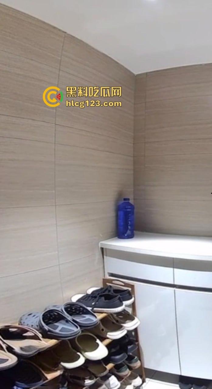 监控实拍男子偷业主女鞋 蹲楼道狂舔10分钟 变态行径被全程拍下