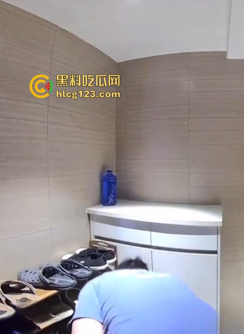 监控实拍男子偷业主女鞋 蹲楼道狂舔10分钟 变态行径被全程拍下