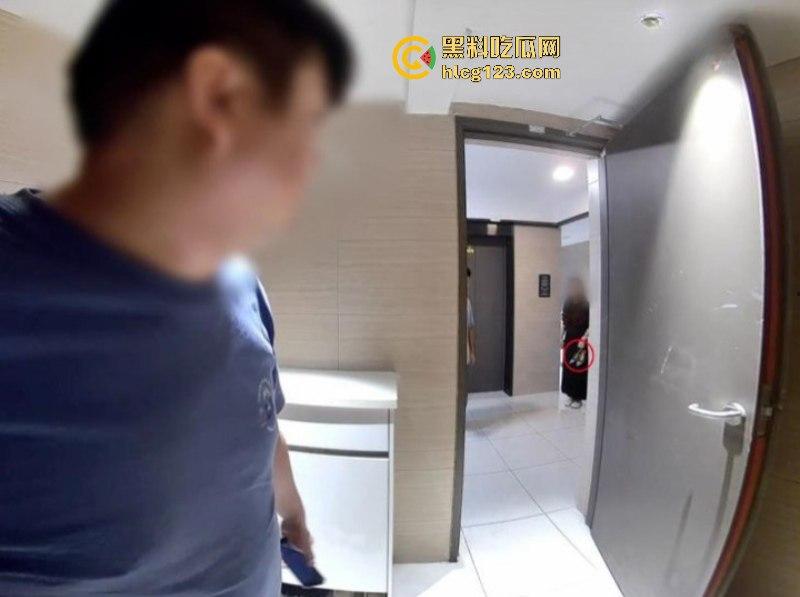 监控实拍男子偷业主女鞋 蹲楼道狂舔10分钟 变态行径被全程拍下