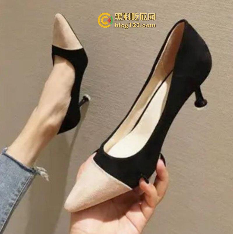 监控实拍男子偷业主女鞋 蹲楼道狂舔10分钟 变态行径被全程拍下