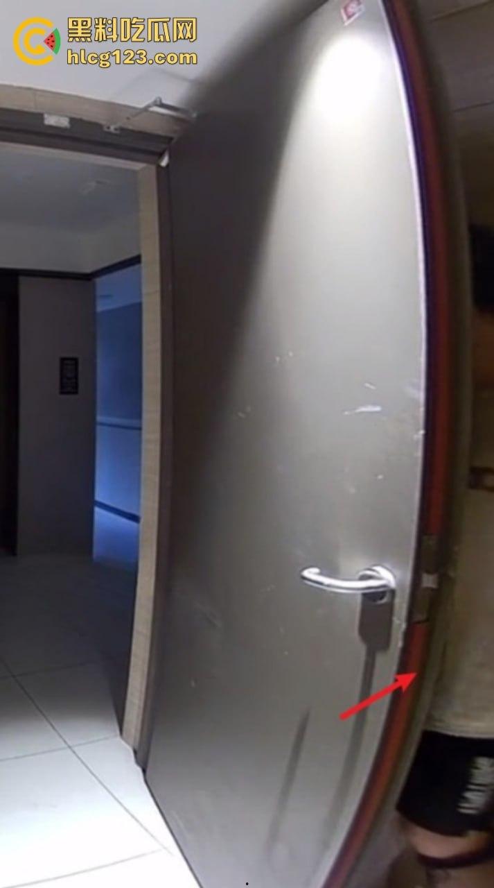 监控实拍男子偷业主女鞋 蹲楼道狂舔10分钟 变态行径被全程拍下