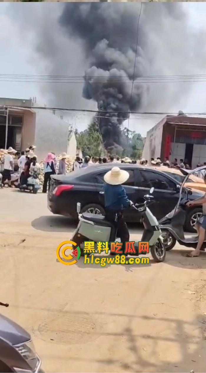 某战区海军战机海南训练失事,飞行员成功跳伞,战机坠毁临高县,所幸未造成地面损失!