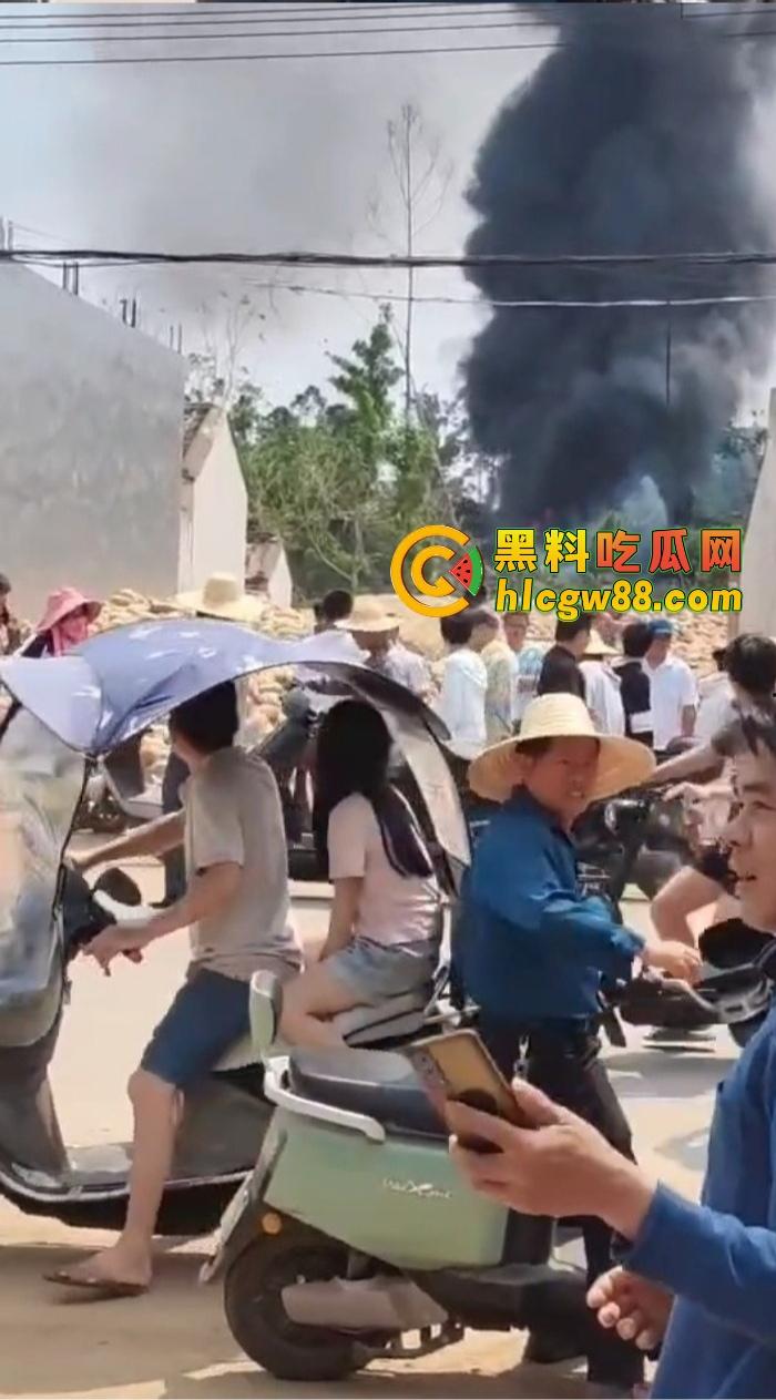 某战区海军战机海南训练失事,飞行员成功跳伞,战机坠毁临高县,所幸未造成地面损失!