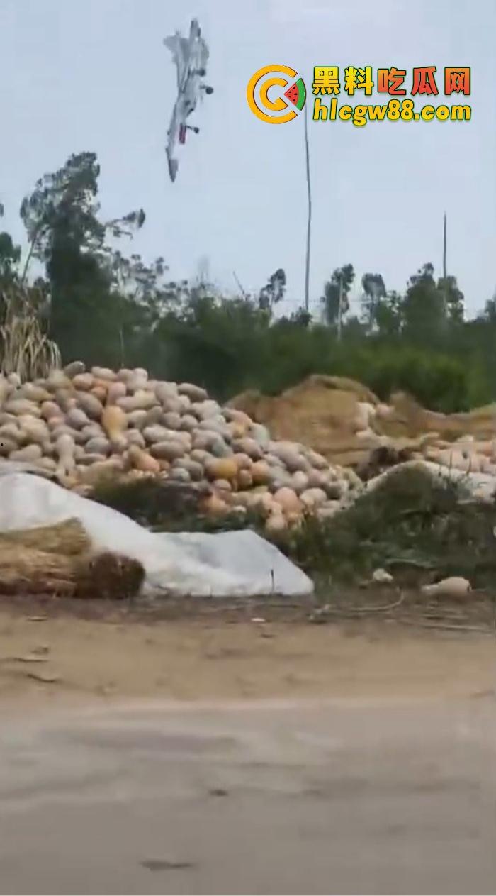 某战区海军战机海南训练失事,飞行员成功跳伞,战机坠毁临高县,所幸未造成地面损失!