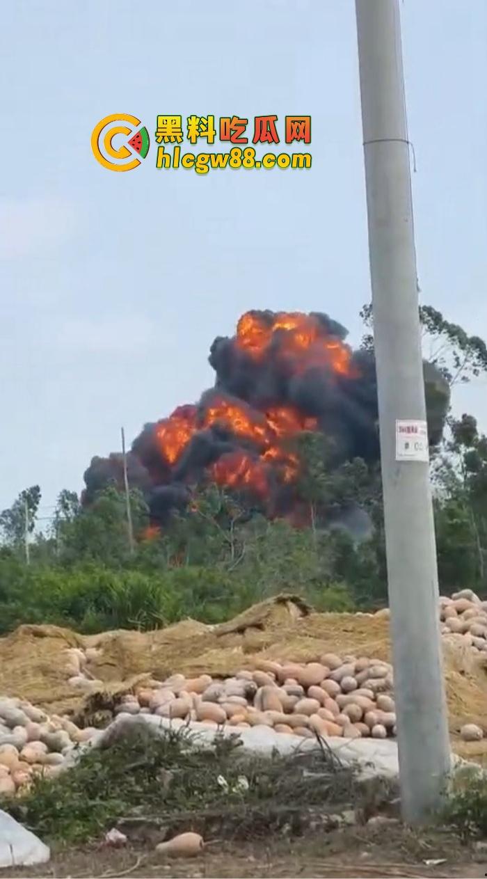 某战区海军战机海南训练失事,飞行员成功跳伞,战机坠毁临高县,所幸未造成地面损失!