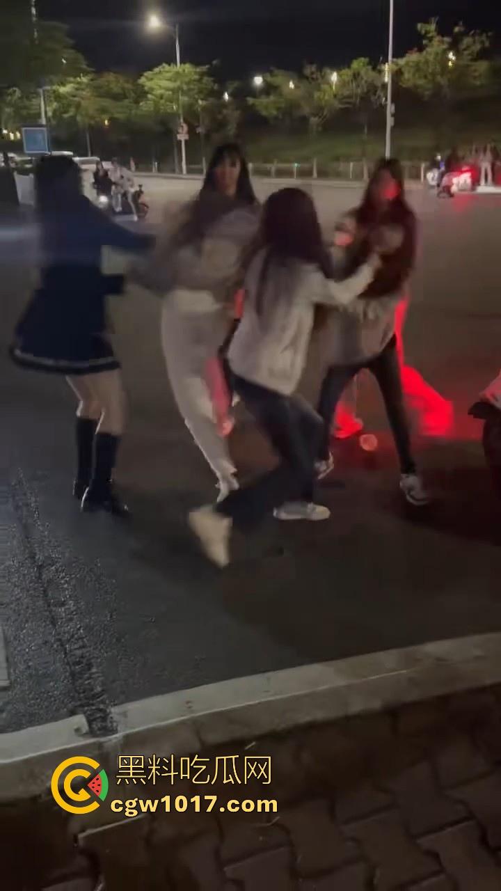 广东潮汕精神小妹街头火拼！多人围殴两人，扯头脚踢肚子跟下体，打得有来有回，好看精神小妹打架观赏性就很足！