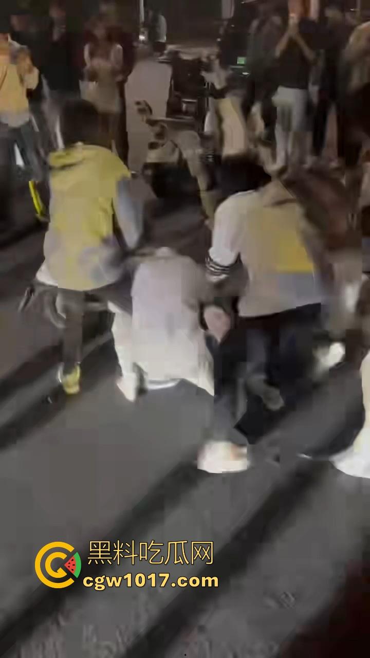 广东潮汕精神小妹街头火拼!多人围殴两人,扯头脚踢肚子跟下体,打得有来有回,好看精神小妹打架观赏性就很足!