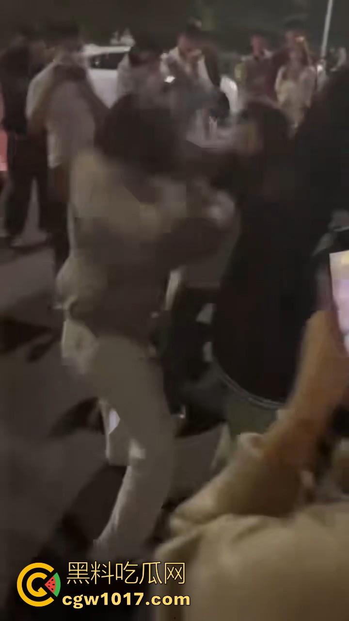 广东潮汕精神小妹街头火拼!多人围殴两人,扯头脚踢肚子跟下体,打得有来有回,好看精神小妹打架观赏性就很足!