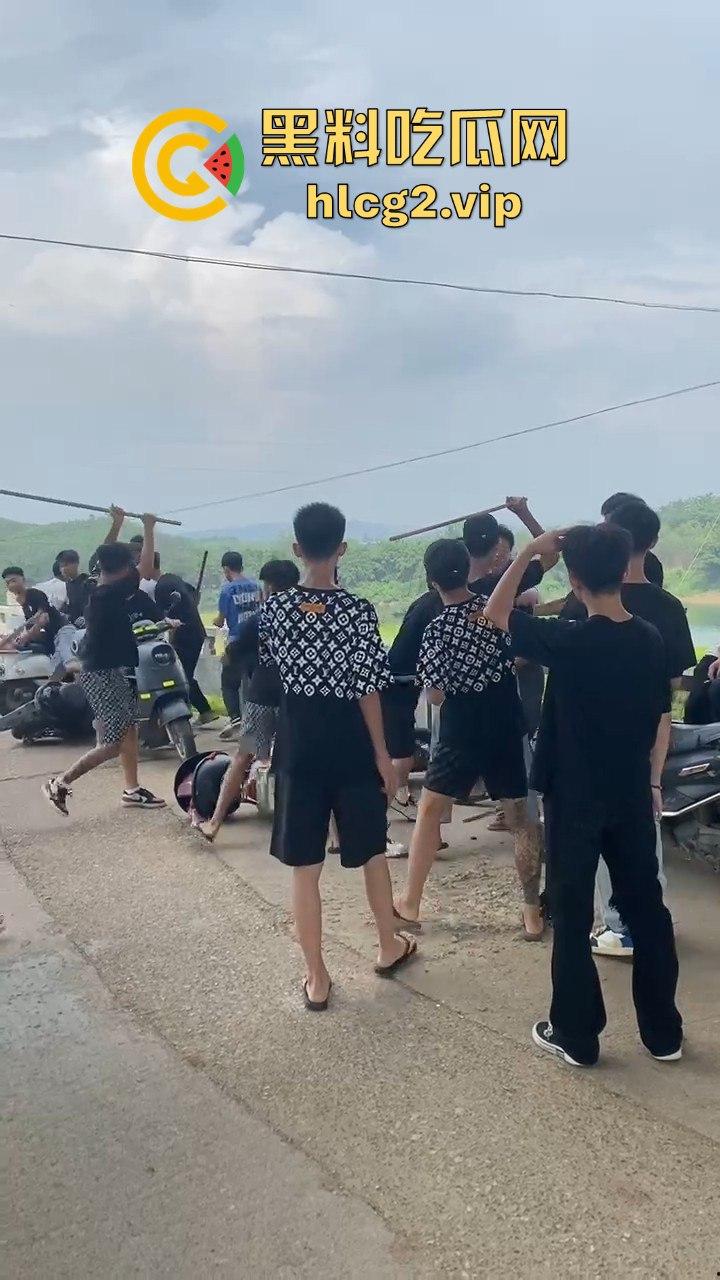 河南精神小伙挥舞青龙偃月刀街头打架，这群人是武术学校出来的？