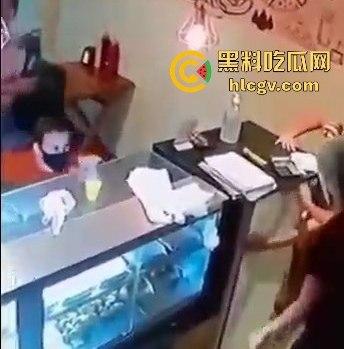 菲律宾夫妇餐厅武装抢劫,遇上下班警察!男子被当场击毙,抢劫计划瞬间翻车!