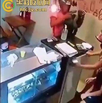菲律宾夫妇餐厅武装抢劫,遇上下班警察!男子被当场击毙,抢劫计划瞬间翻车!