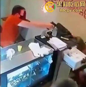 菲律宾夫妇餐厅武装抢劫,遇上下班警察!男子被当场击毙,抢劫计划瞬间翻车!