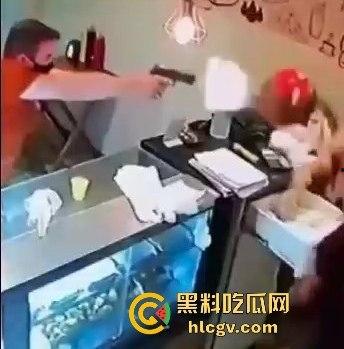 菲律宾夫妇餐厅武装抢劫,遇上下班警察!男子被当场击毙,抢劫计划瞬间翻车!