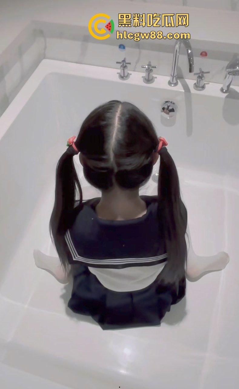 湖北职高双马尾清纯嫩妹萝莉【姜汐】付费定制大胆私拍粉嫩蝴蝶逼,浴缸露奶露逼观赏酮体!