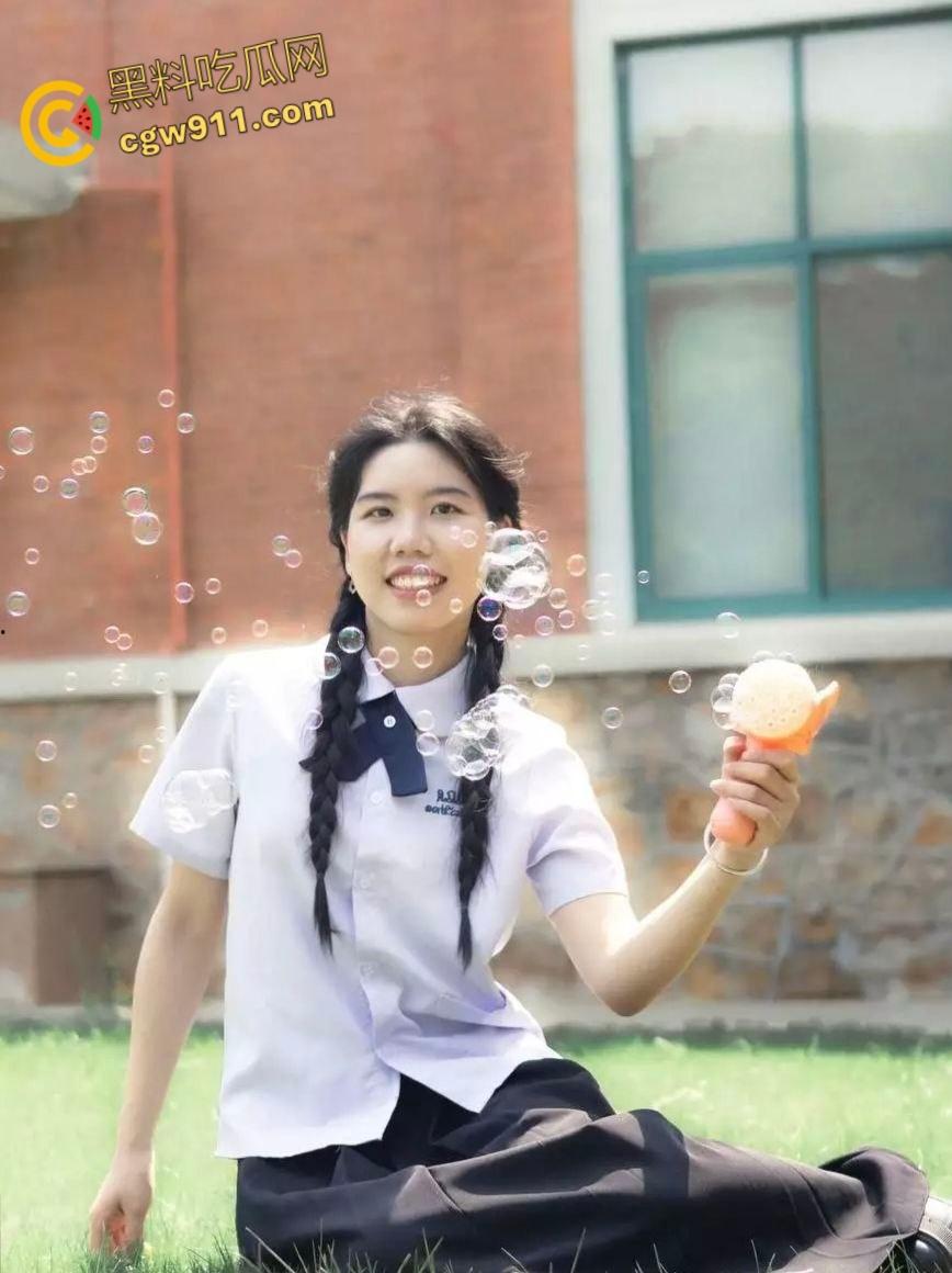 华中科技大学【刘婷婷】，为了缓解学习压力约炮体育生，SM捆绑调教口交，清纯嫩妹也有受虐发骚的一面 ！