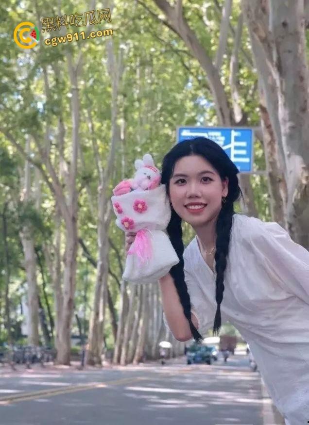 华中科技大学【刘婷婷】,为了缓解学习压力约炮体育生,SM捆绑调教口交,清纯嫩妹也有受虐发骚的一面 !