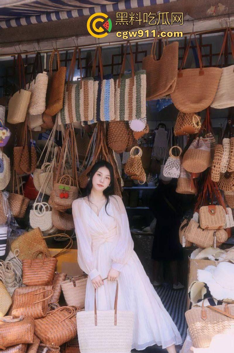 约炮浙江大学【胡雯璨】私密视频流出,床上揉胸吃鸡狂秀舌技,巨乳撅起被内射,跟学校的她完全相反!