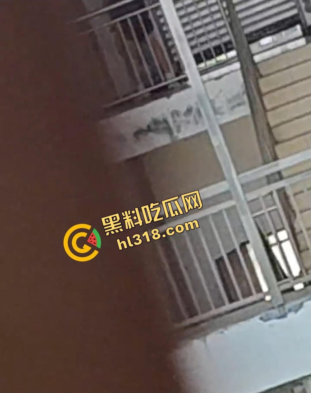 四川仁寿二职中学楼梯活春宫曝光,学生下课十分钟都憋不住,教学楼角落让女友当场口交,光天化日就敢玩!