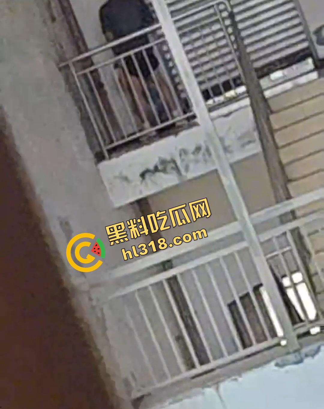 四川仁寿二职中学楼梯活春宫曝光,学生下课十分钟都憋不住,教学楼角落让女友当场口交,光天化日就敢玩!