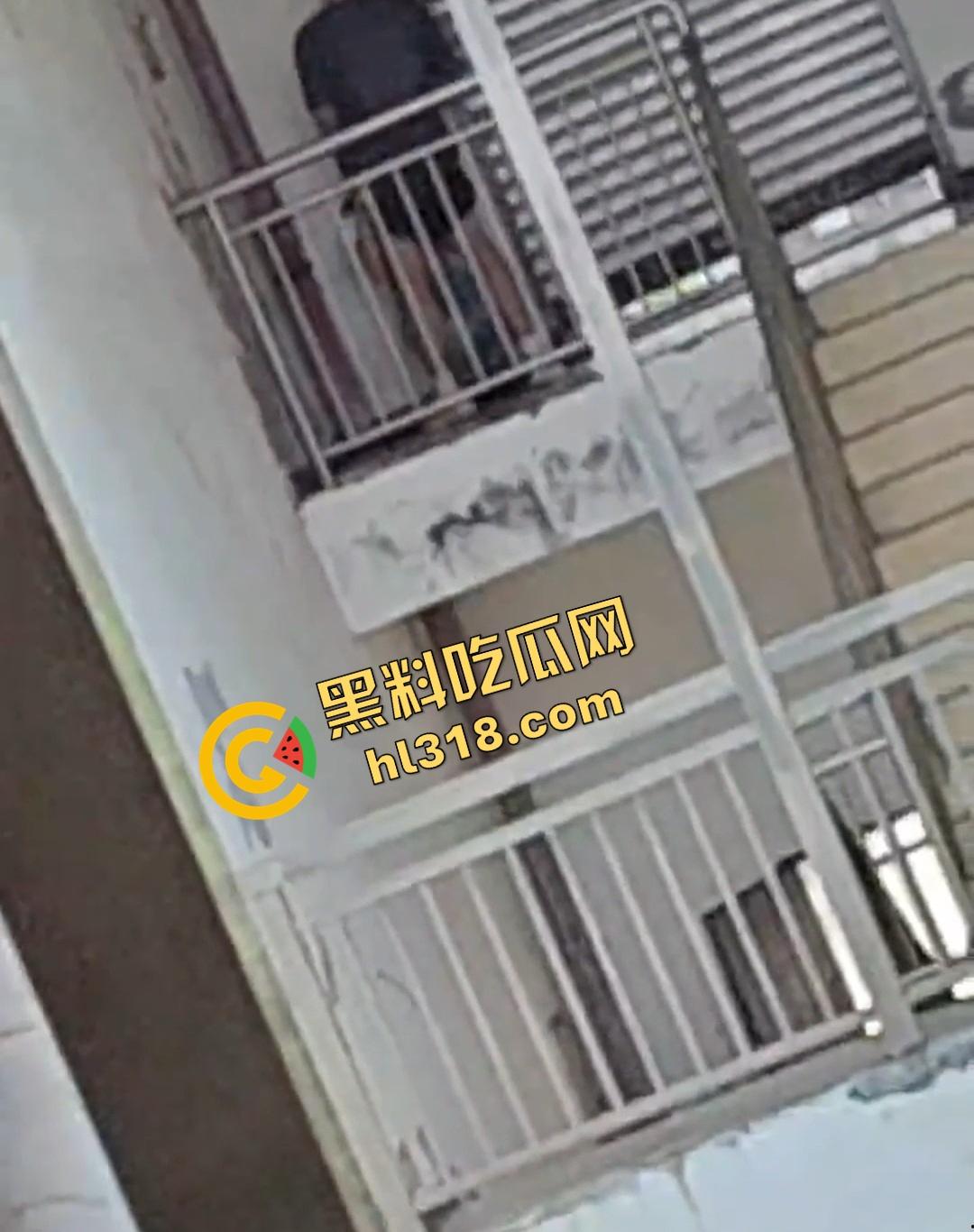 四川仁寿二职中学楼梯活春宫曝光,学生下课十分钟都憋不住,教学楼角落让女友当场口交,光天化日就敢玩!