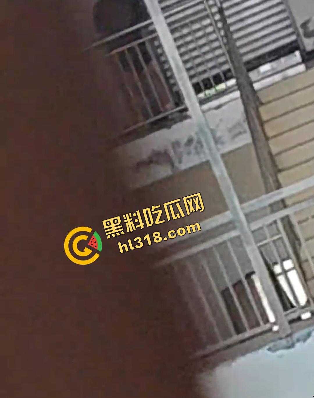 四川仁寿二职中学楼梯活春宫曝光,学生下课十分钟都憋不住,教学楼角落让女友当场口交,光天化日就敢玩!