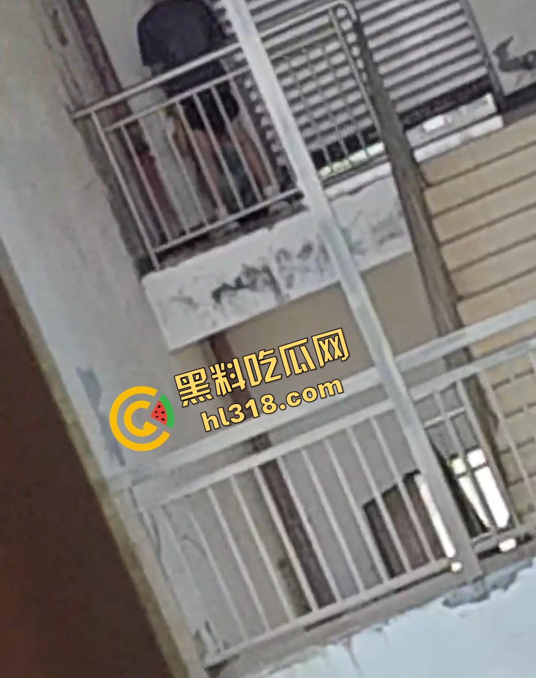 四川仁寿二职中学楼梯活春宫曝光,学生下课十分钟都憋不住,教学楼角落让女友当场口交,光天化日就敢玩!