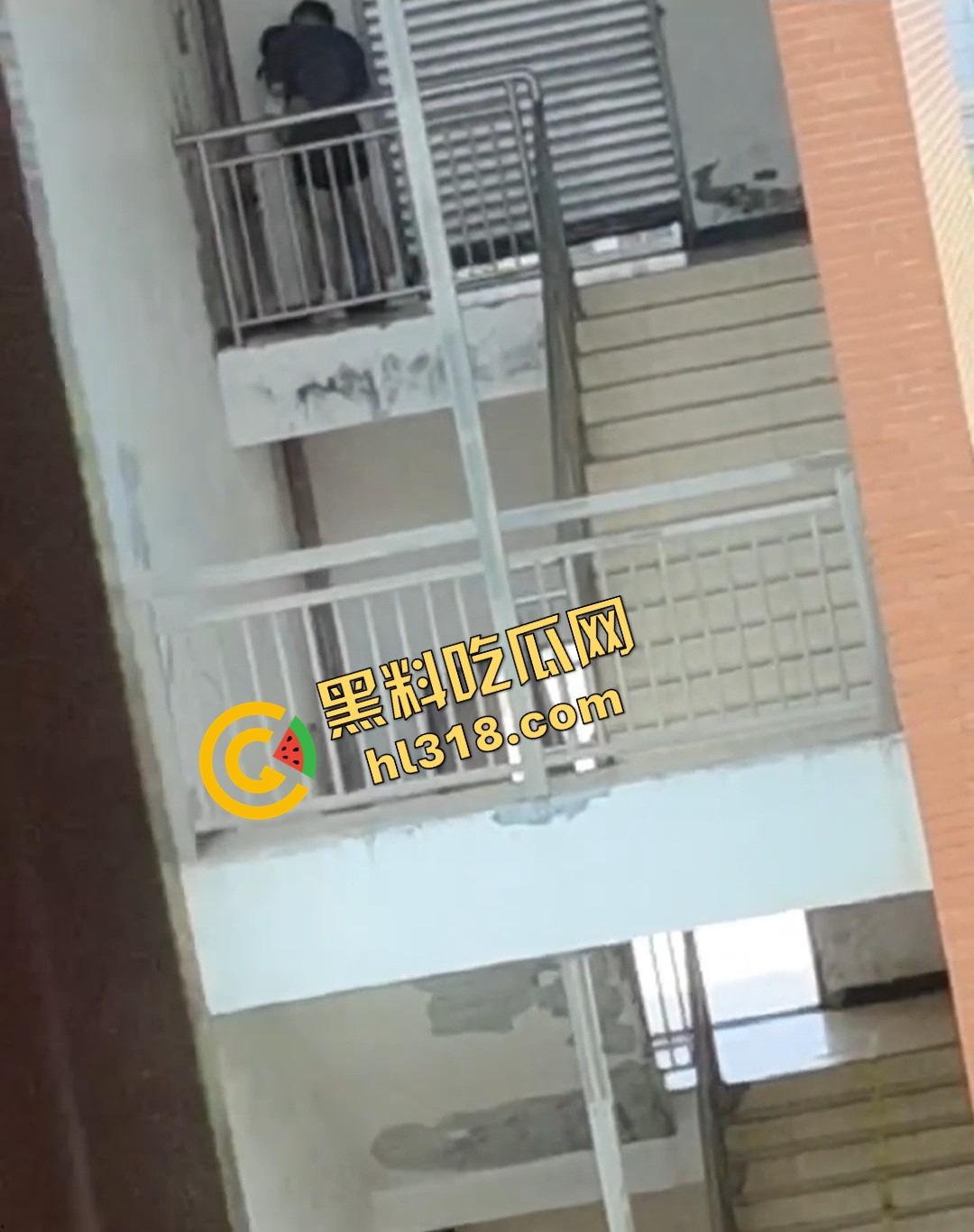 四川仁寿二职中学楼梯活春宫曝光,学生下课十分钟都憋不住,教学楼角落让女友当场口交,光天化日就敢玩!