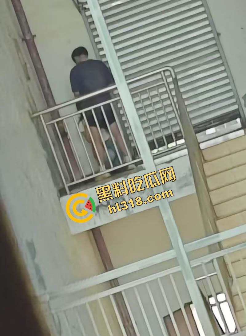 四川仁寿二职中学楼梯活春宫曝光,学生下课十分钟都憋不住,教学楼角落让女友当场口交,光天化日就敢玩!