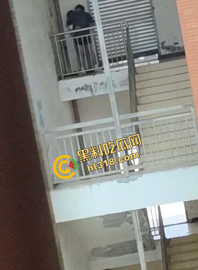四川仁寿二职中学楼梯活春宫曝光,学生下课十分钟都憋不住,教学楼角落让女友当场口交,光天化日就敢玩!
