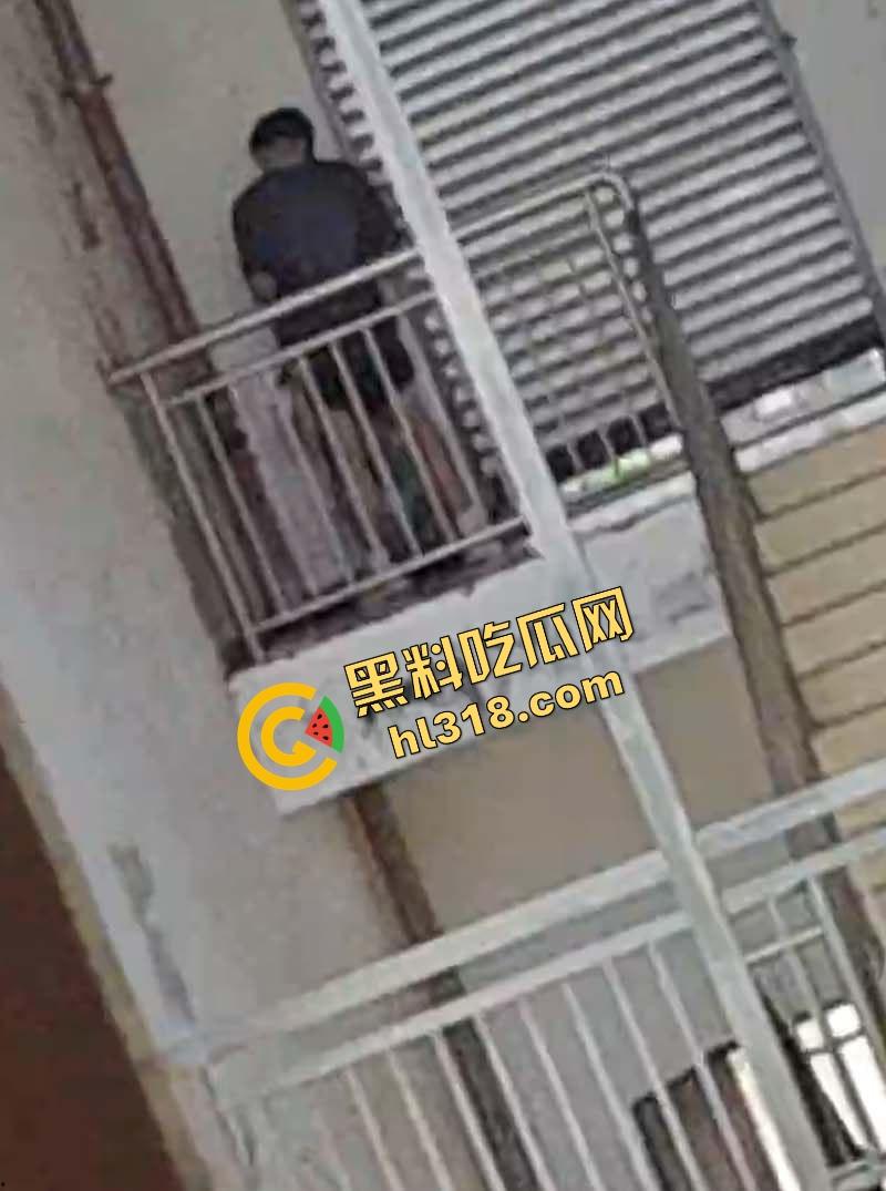 四川仁寿二职中学楼梯活春宫曝光,学生下课十分钟都憋不住,教学楼角落让女友当场口交,光天化日就敢玩!