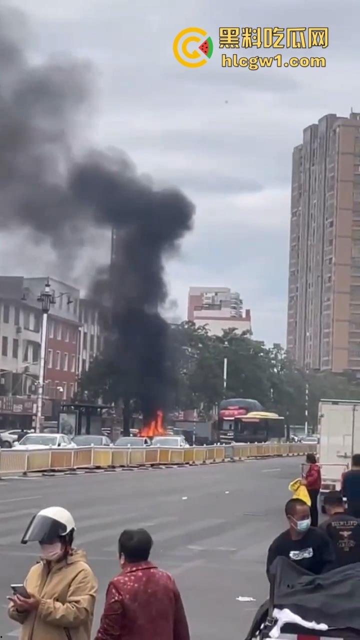 福建莆田一suv路边自燃 几分钟烧成空壳 现场实拍视频曝光