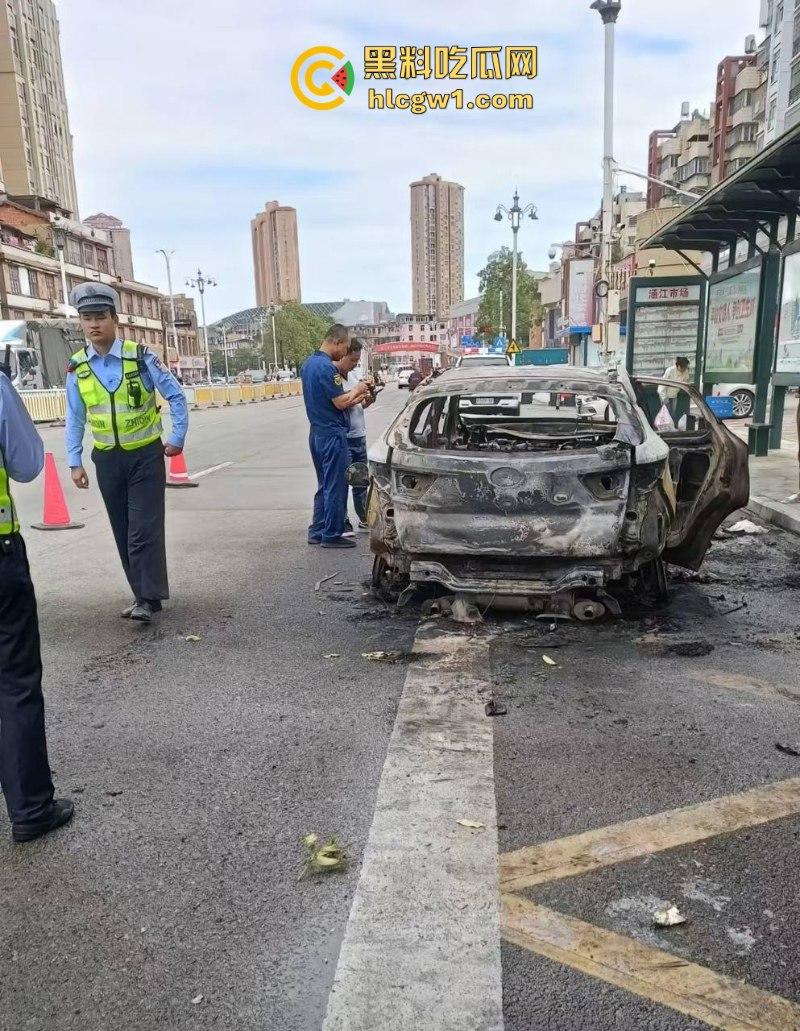 福建莆田一suv路边自燃 几分钟烧成空壳 现场实拍视频曝光