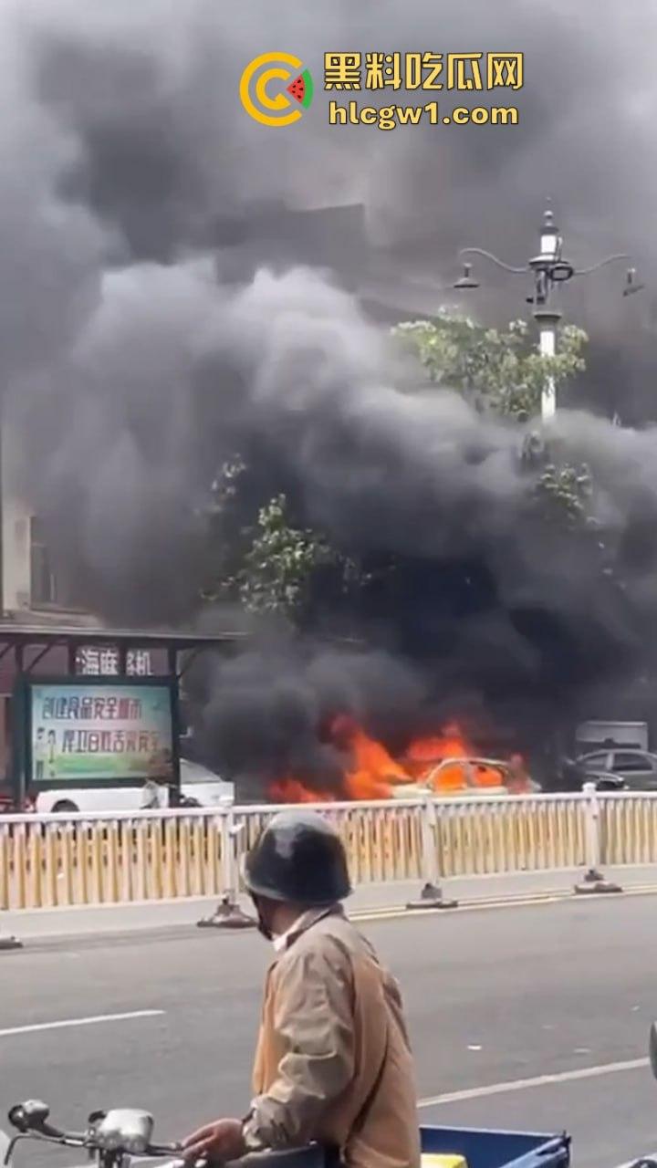 福建莆田一suv路边自燃 几分钟烧成空壳 现场实拍视频曝光