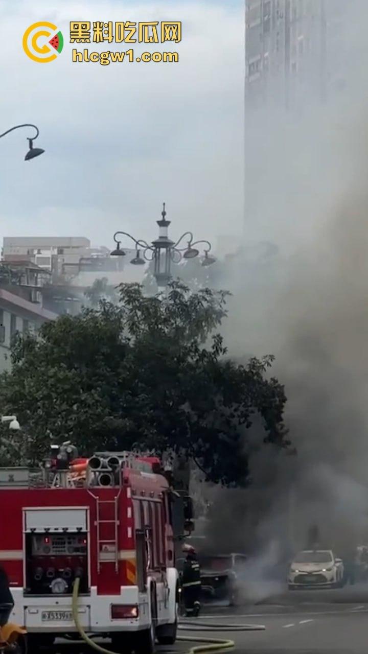 福建莆田一suv路边自燃 几分钟烧成空壳 现场实拍视频曝光