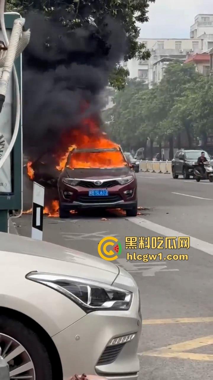 福建莆田一suv路边自燃 几分钟烧成空壳 现场实拍视频曝光