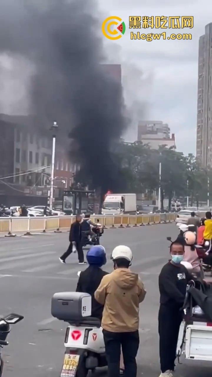 福建莆田一suv路边自燃 几分钟烧成空壳 现场实拍视频曝光