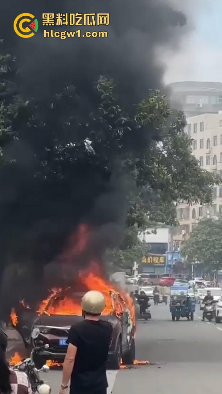 福建莆田一suv路边自燃 几分钟烧成空壳 现场实拍视频曝光