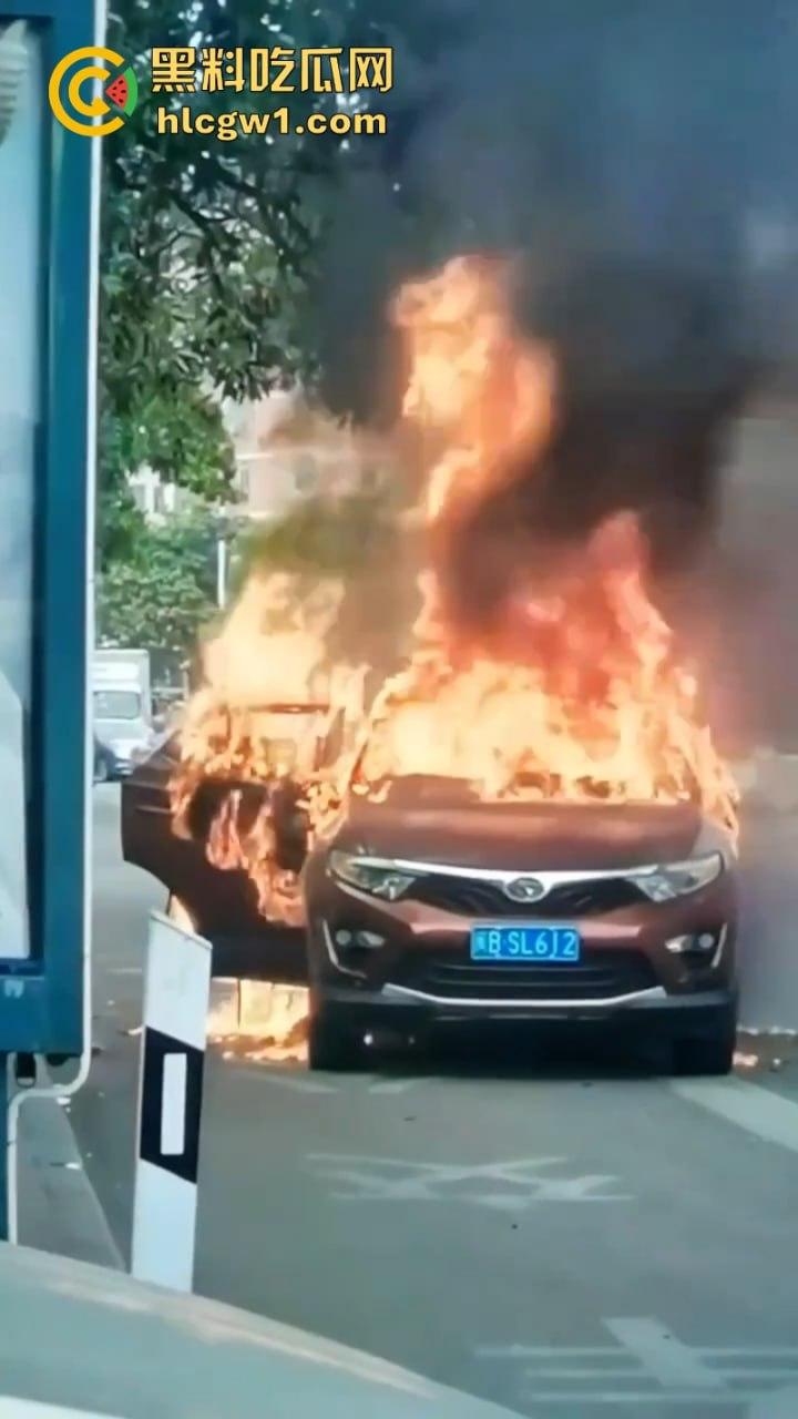 福建莆田一suv路边自燃 几分钟烧成空壳 现场实拍视频曝光