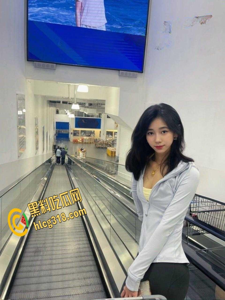 极品高颜舞蹈生被金主网调，大尺度完美身材尤物，高难度一字马展示诱人酮体 !