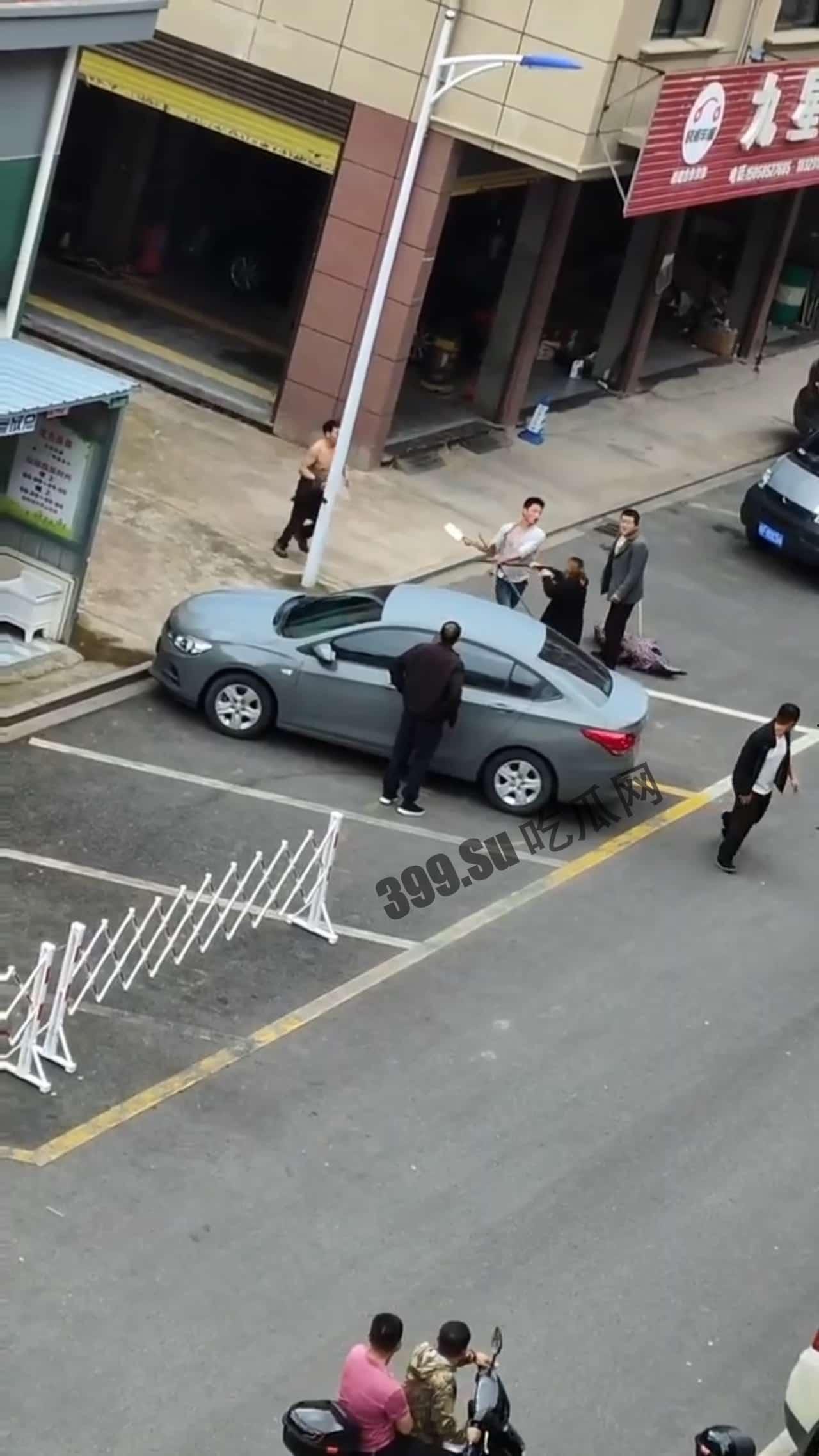 5月7日，浙江金华，男子拿菜刀沿街疯狂追砍一男一女，最后被女子扑倒在地制服，被砍者人没事，砍人男子已抓获